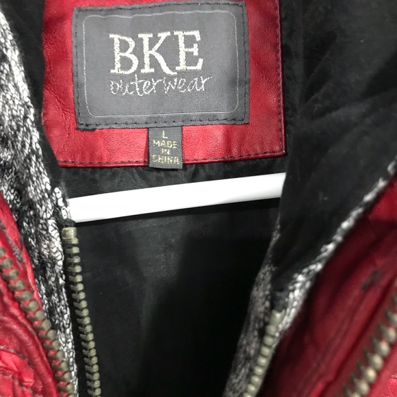 Red jacket - Picture 2 of 3